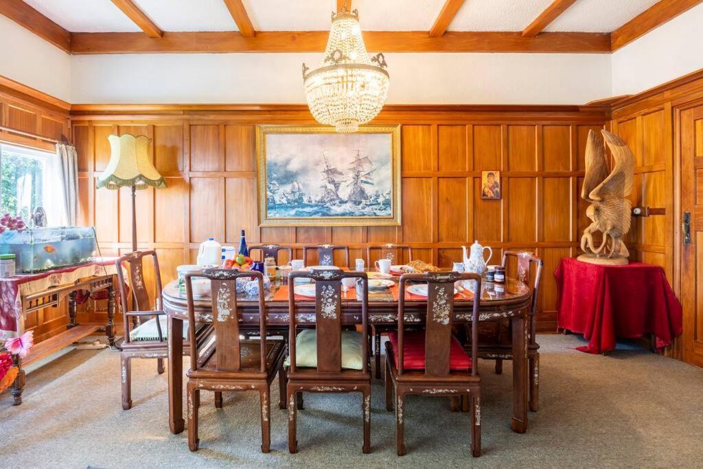 History @ Renall Masterton Ngoại thất bức ảnh